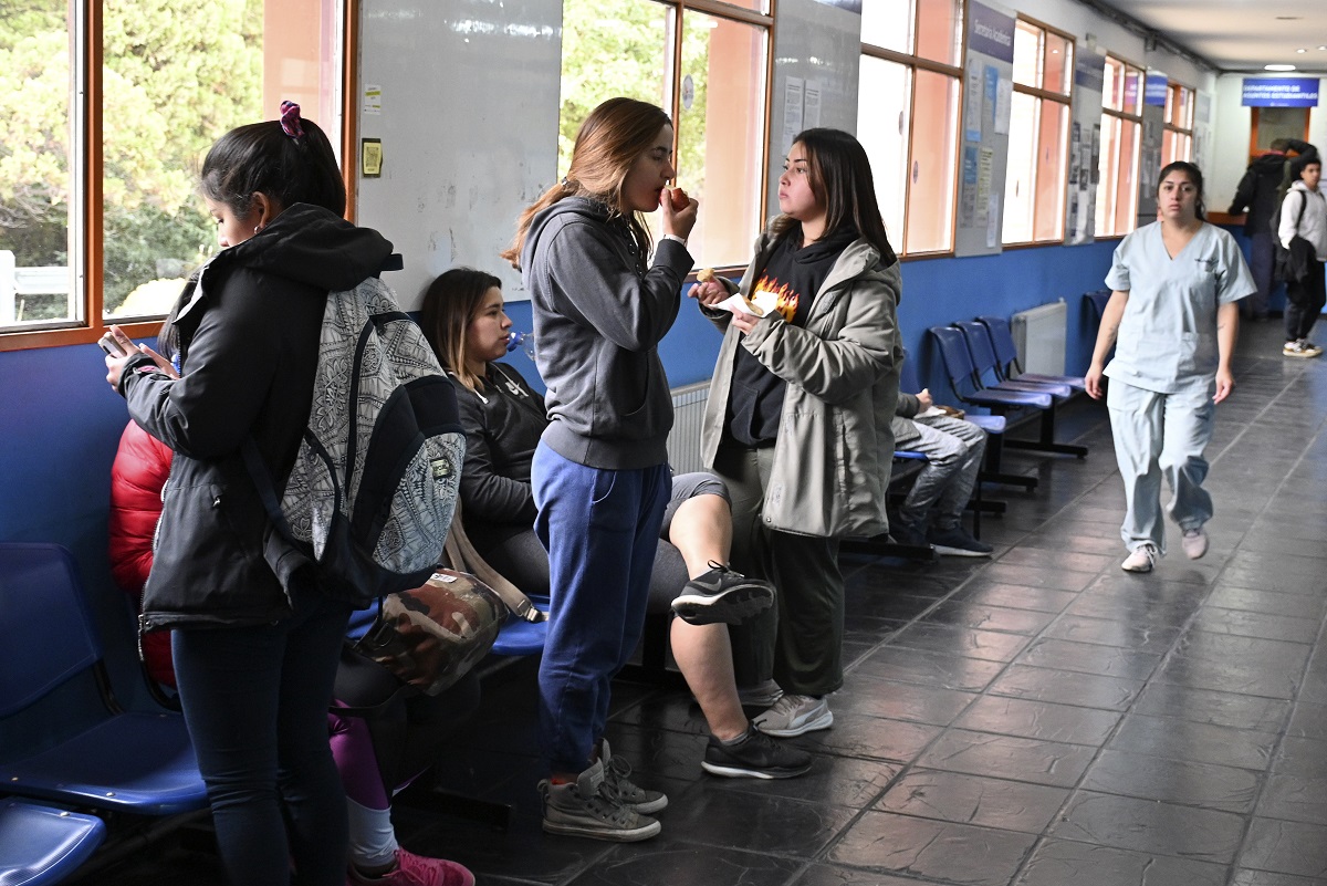 Los universitarios en Bariloche no consiguen alquiler. Muchos de los que viven en ciudades cercanas optan por viajar. Foto Alfredo Leiva.