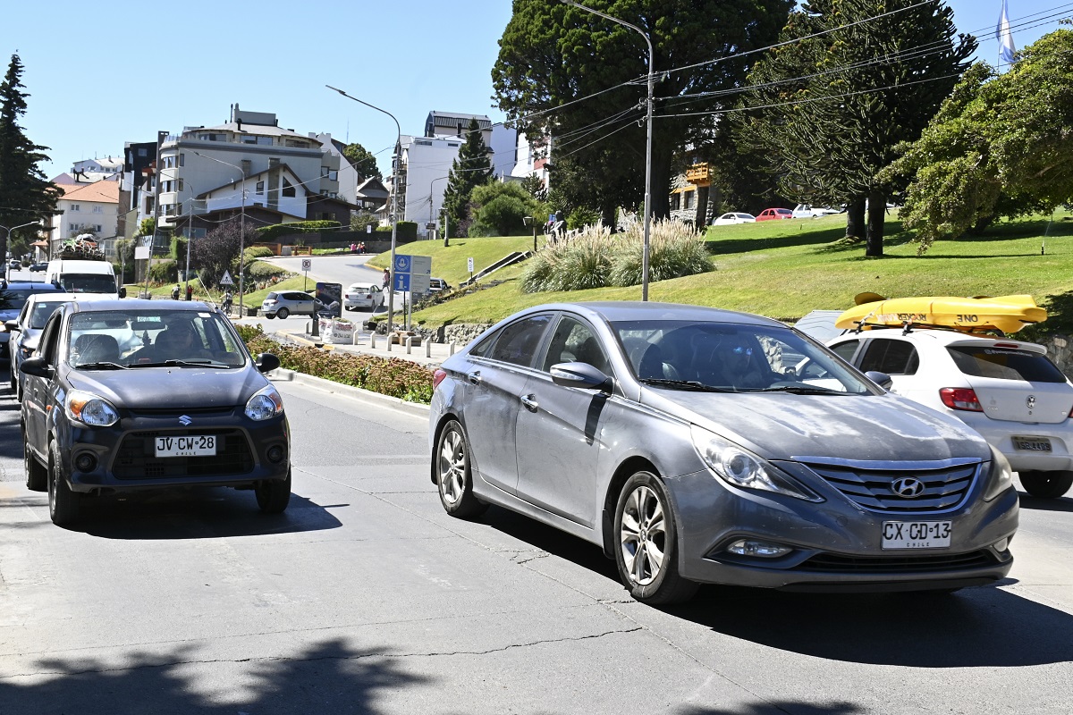 Los conductores chilenos se van hoy de Bariloche sin pagar las infracciones de tránsito. Archivo