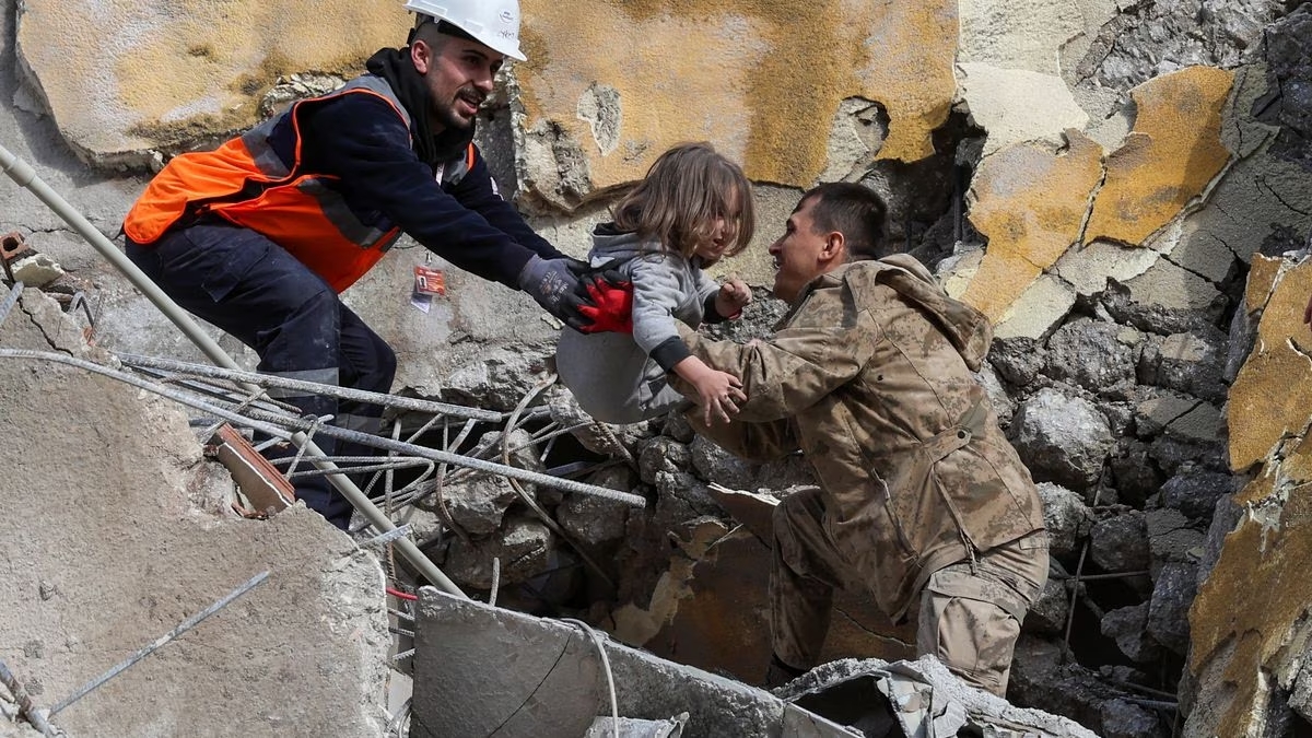 Los rescatistas mantienen una ardua tarea en las zonas afectadas.