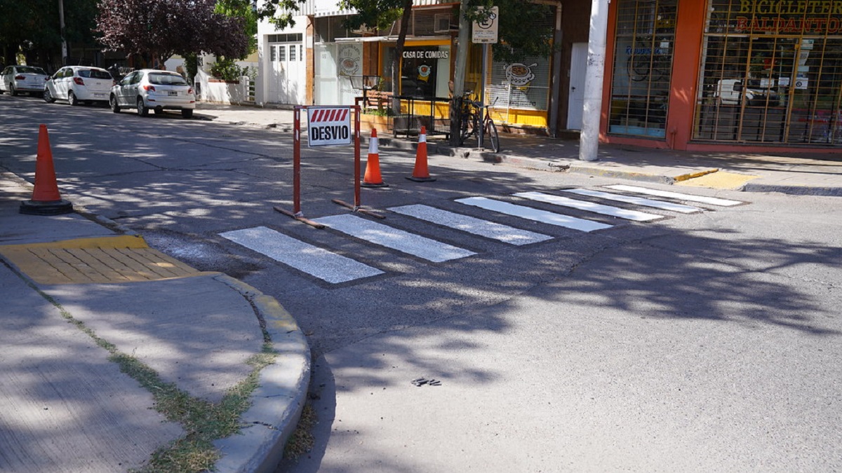 El municipio está realizando tareas de señalización vial en los sectores que formaran parte del circuito. Foto: Gentileza municipalidad de Cipolletti.