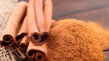 Cómo es el ritual con canela para potenciar y atraer el amor