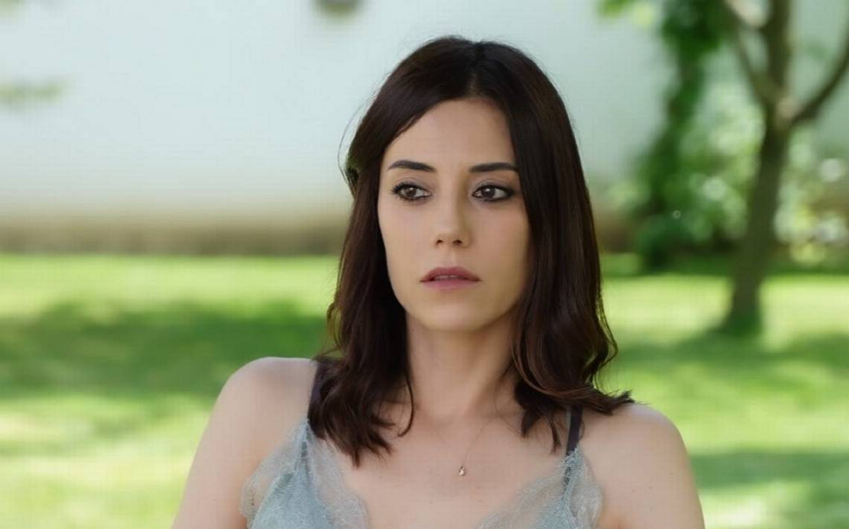 La actriz turca Cansu Dere fue reportada como desaparecida tras el terremoto. 