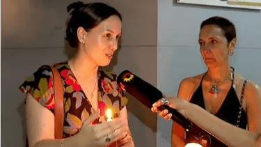 Dos mujeres encabezaron el homenaje frente a la comisaría donde prestaba tareas la policía asesinada. Foto Captura.