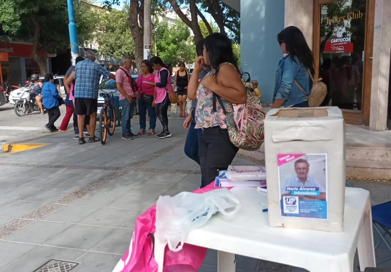 La urna para la participación de los vecinos se instaló en la esquina de calles Sarmiento y Tucumán.