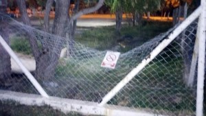 Rompieron y quemaron parte del predio deportivo de Godoy