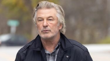 Alec Baldwin es acusado del "homicidio involuntario" de Halyna Hutchins.