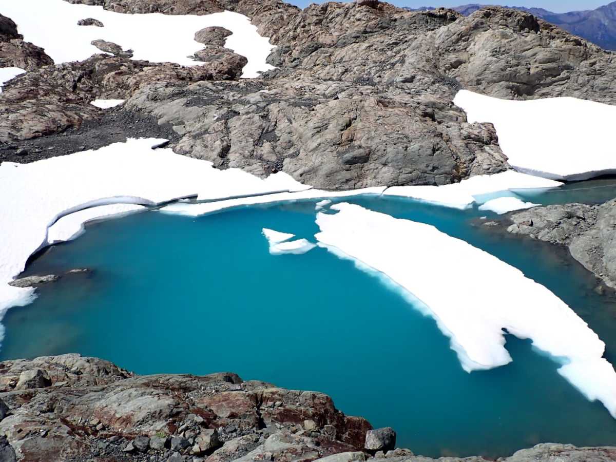 La espectacular laguna en la cumbre del cerro Perito Moreno, en la Comarca Andina, al sur de Río Negro. 