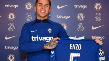 Enzo fue presentado en Chelsea con una cumbia de La T y La M, grupo que estará en la Fiesta de la Confluencia. 