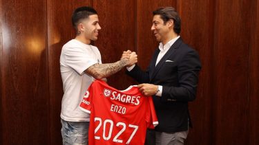 Enzo Fernández y Rui Costa no terminaron bien.