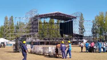 El imponente escenario comenzó a levantarse hace pocos días en el predio de calle Castello y Ruta 22. foto: Alejandro Carnevale.
