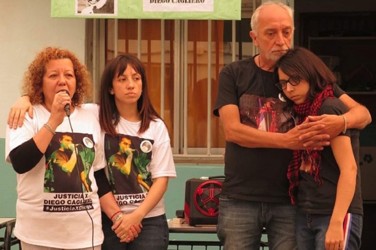 Los familiares del músico asesinado durante una de las marchas para exigir justicia. 