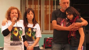 Los familiares del músico asesinado durante una de las marchas para exigir justicia. 
