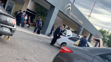 La firma del abogado Fernando Burlando está involucrada en el caso Facundo Castillo, y fue visto este jueves en el aeropuerto de Neuquén. Foto: https://twitter.com/rociocgonzalez_/