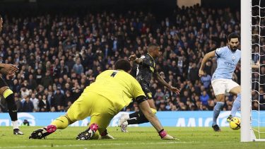Dibu Martínez ve como Gundogan llega solo por el segundo palo ante la atenta mirada de la defensa. 