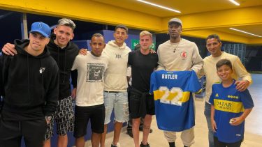 Los jugadores de Boca que no estuvieron contra Platense se sacaron una foto con Butler.