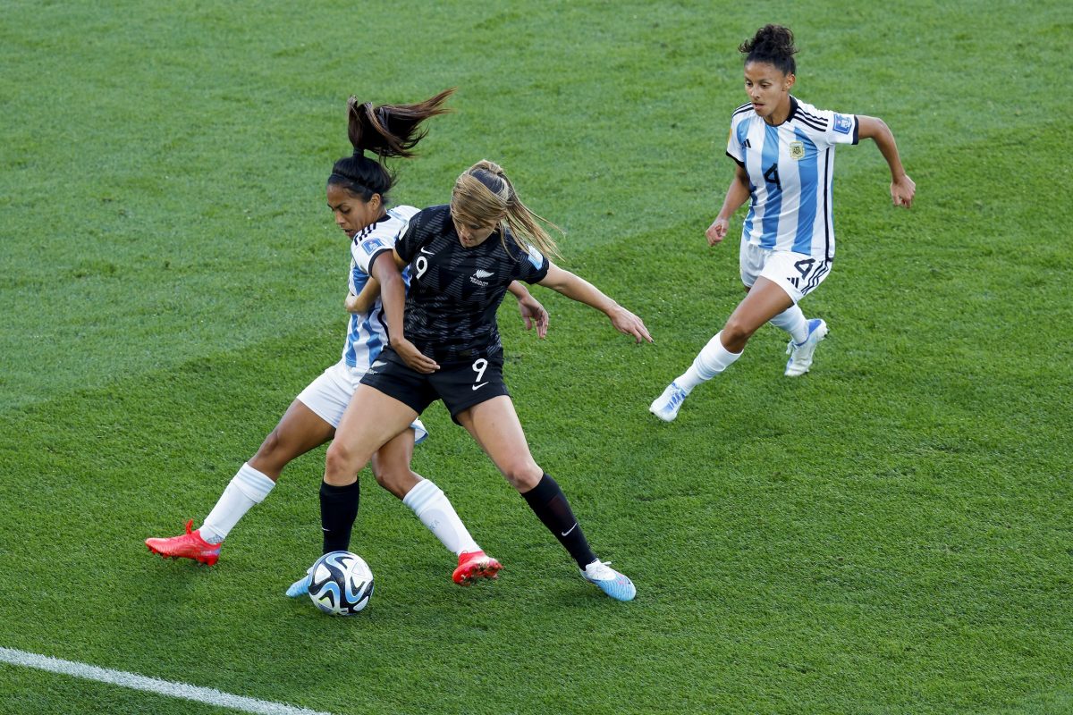 Miriam Mayorga pelea la pelota contra una de las delanteras rivales. La jugadora rionegrina volvió a ser de la partida. 