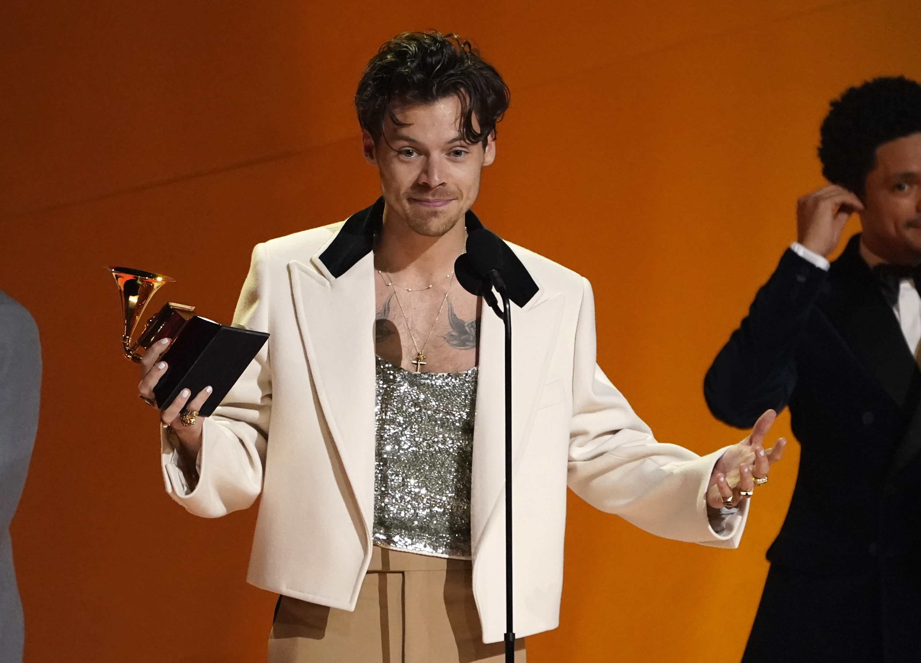 Harry Styles se llevó el premio más codiciado: mejor álbum por "Harry's House". (Foto AP)