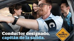 Con la camiseta de conductor designado