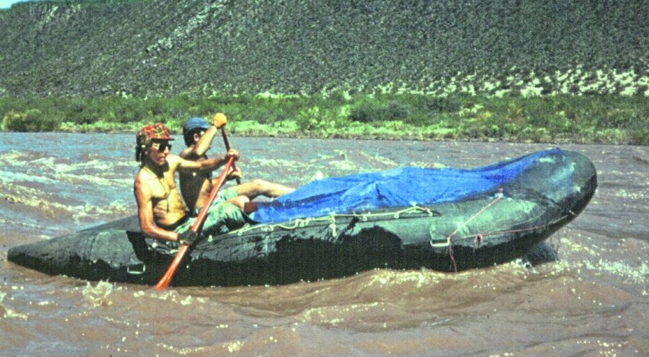 El gomón y sus jinetes en la naciente del río Colorado, en el norte neuquino intentando domar sus rápidos. Llegaron hasta la naciente en un Chevy con carro y luego trasladaron la carga en caballos hasta el río.