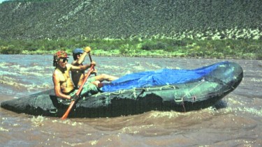 El gomón y sus jinetes en la naciente del río Colorado, en el norte neuquino intentando domar sus rápidos. Llegaron hasta la naciente en un Chevy con carro y luego trasladaron la carga en caballos hasta el río.