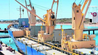 Primero. El embarque que dio puntapié inicial a las exportaciones de 2023 zarpó ayer de San Antonio. (Foto Martín Brunella).