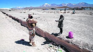 Chile desplegará militares para evitar la migración irregular