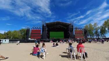 En horas de la mañana, la gente empezó a llegar al predio de la Manzana. Foto: gentileza