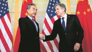 Ásperos cruces entre Estados Unidos y China por el globo y Ucrania
