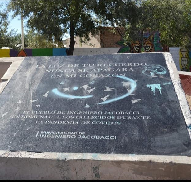 La placa que se colocó en la plaza Primeros Pobladores en homenaje a las personas fallecidas en pandemia, también fue pintada. Foto: gentileza. 