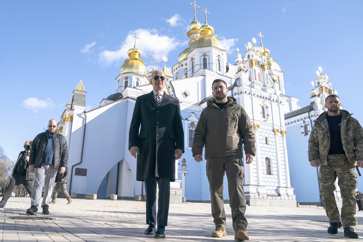 El presidente Joe Biden camina con el presidente ucraniano Volodymyr Zelenskyy en la catedral de St. Michael’s Golden-Domed en una visita sorpresa este lunes, 20 de febrero de 2023, en Kiev.Foto AP