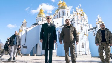 El presidente Joe Biden camina con el presidente ucraniano Volodymyr Zelenskyy en la catedral de St. Michael’s Golden-Domed en una visita sorpresa este lunes, 20 de febrero de 2023, en Kiev.Foto AP