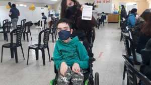 La lucha de Julián: padece una enfermedad degenerativa y pide por una silla motor  en Roca