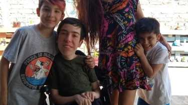 Julián perdió la posibilidad de comer solo y su mamá lo tiene que ayudar. Foto: Gentileza.