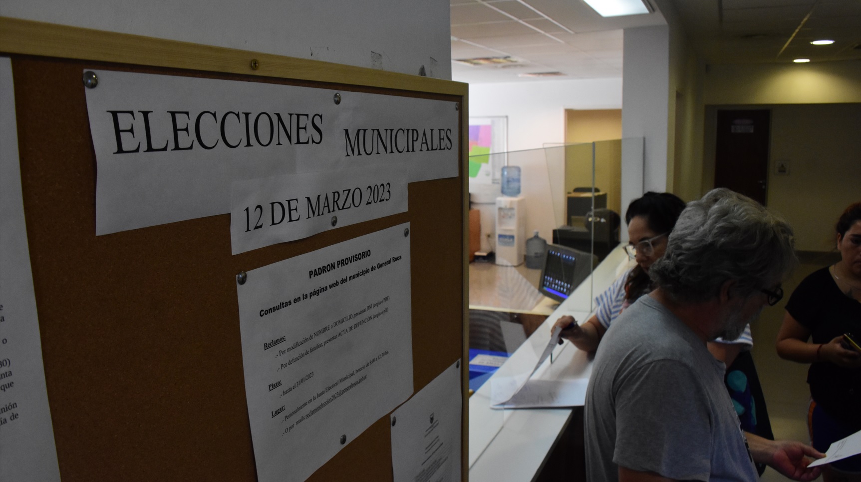 La Junta Electoral Municipal empezó a tener movimiento incesante. Hoy trabajarán hasta las 24. (Foto: César Izza)