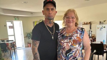 La intendente Mabel Yahuar se acercó hasta al hotel donde se hospeda el grupo para darle la bienvenida. Foto: Gentileza. 