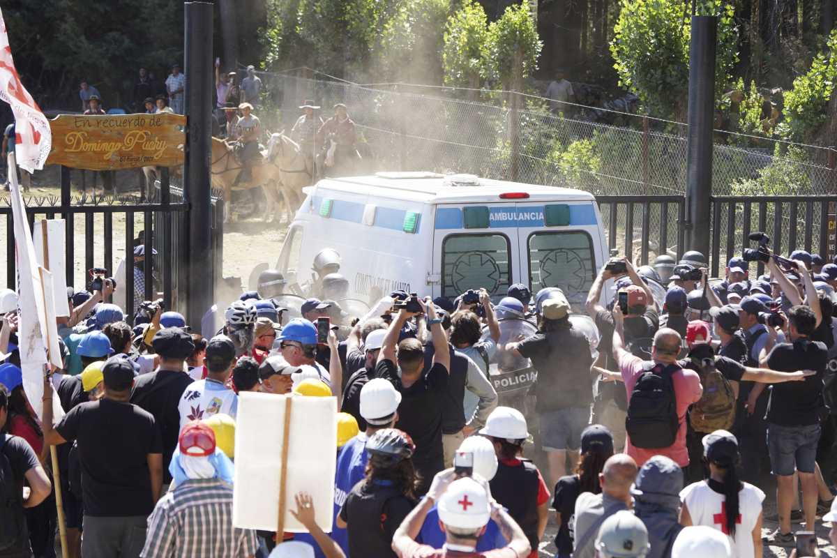 Una ambulancia ingresó al camino Tacuifí para retirar a los heridos. Foto: Télam/ Pepe Mateos