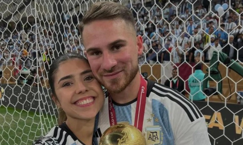 Mac Allister con su novia Camila Mayan durante el Mundial 2022 en Qatar.