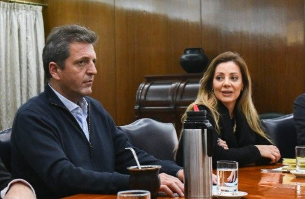 El ministro de Economía Sergio Massa  y la secretaria de Energía Claudia Royón decidieron aplicar la multa a Edesur. 