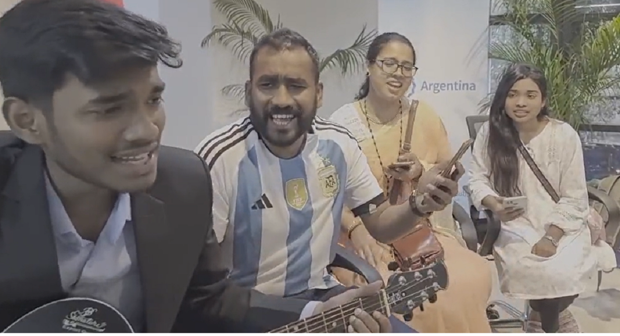 Interpretaron la versión bangladesí de "Muchachos" en la apertura de la embajada argentina en Bangladesh. 