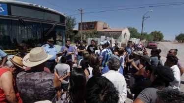 El corte en la Cuba y Manquiao fue lugar de arduas negociaciones entre vecinos y autoridades para el cese de la protesta (foto Oscar Livera)