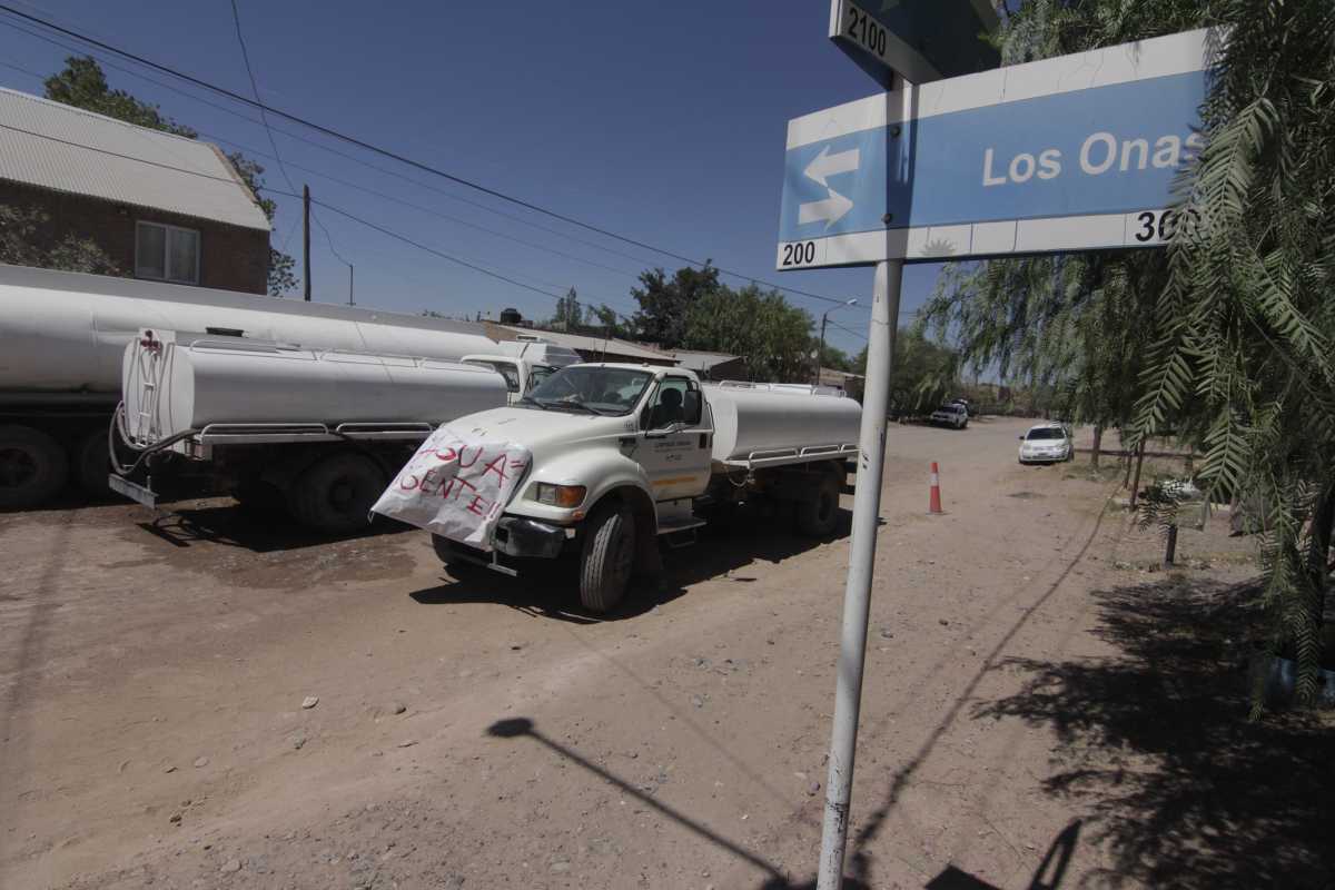 Los camiones cisterna de 10 mil y 30 mil litros de agua retenidos en el piquete de vecinos, fueron entregados a la comuna jueves (foto archivo)