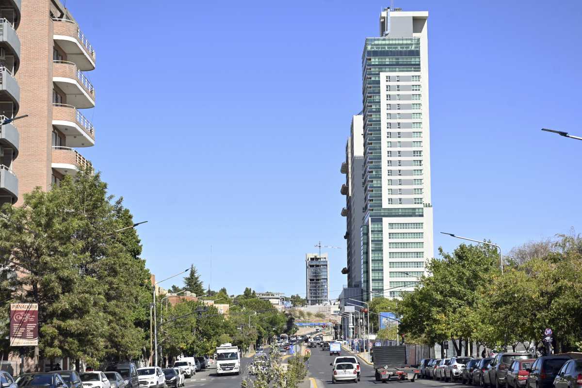 La calle Leloir es uno de los corredores de grandes edificios de Neuquén capital. Le sigue la avenida San Juan, con grandes inversiones en altura (Florencia Salto)