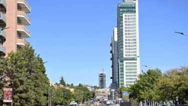 La calle Leloir es uno de los corredores de grandes edificios de Neuquén capital. Le sigue la avenida San Juan, con grandes inversiones en altura (Florencia Salto)