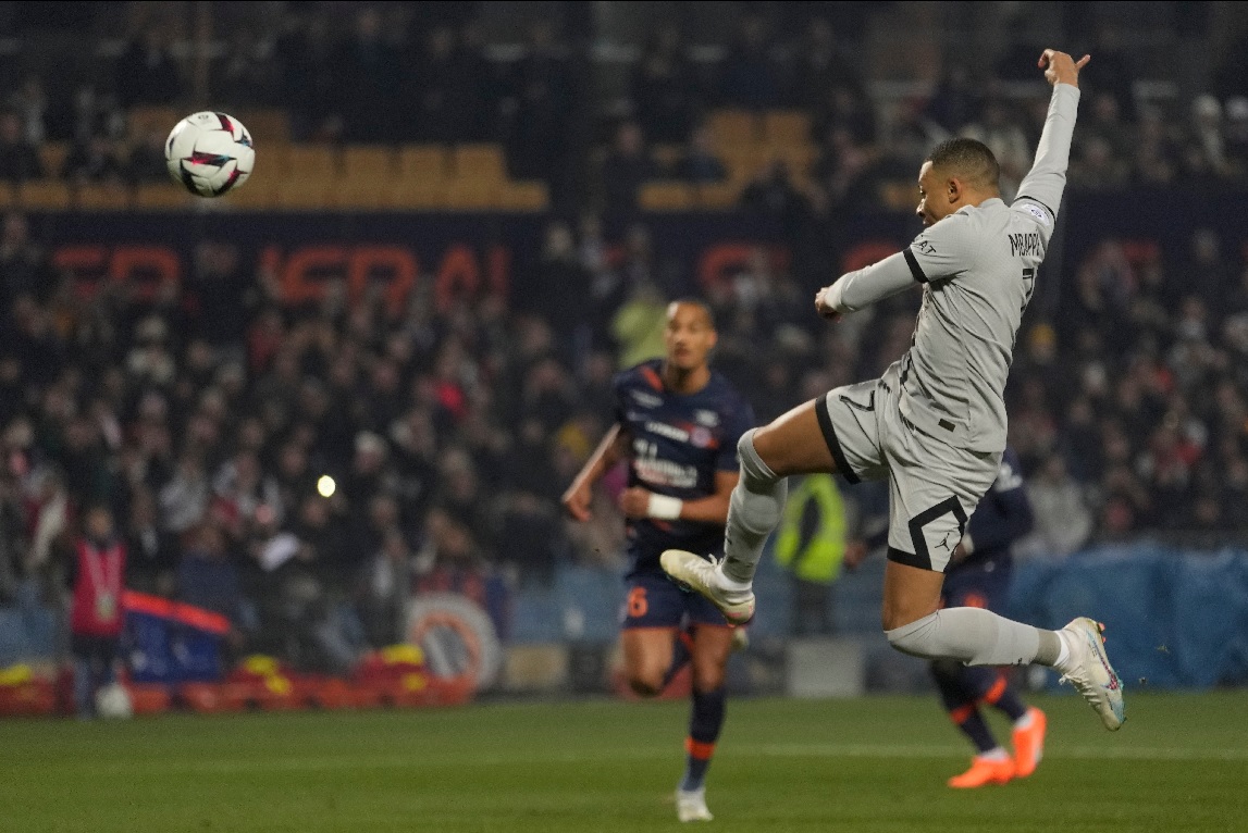 Mbappé manda la pelota por arriba del travesaño después de errar el segundo penal contra Montpellier. Foto: AP