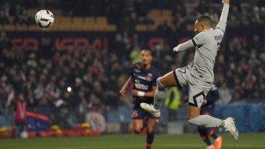 Mbappé manda la pelota por arriba del travesaño después de errar el segundo penal contra Montpellier. Foto: AP