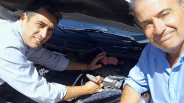 Marcos Castro y Pedro Pesatti. “A puro coraje, desconectamos el borne de la batería para que se resetee la computadora”, dijo el intendente de Viedma. 