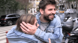 Insólito: Clara Chía chocó contra un cartel mientras caminaba con Gerard Piqué