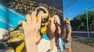 El mural está en 1° de Mayo y Mérida, en el barrio Centenario de Plaza Huincul (Foto: Andrea Vazquez)