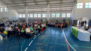 La reunión se desarrollo en el gimnasio municipal. Foto: José Mellado. 