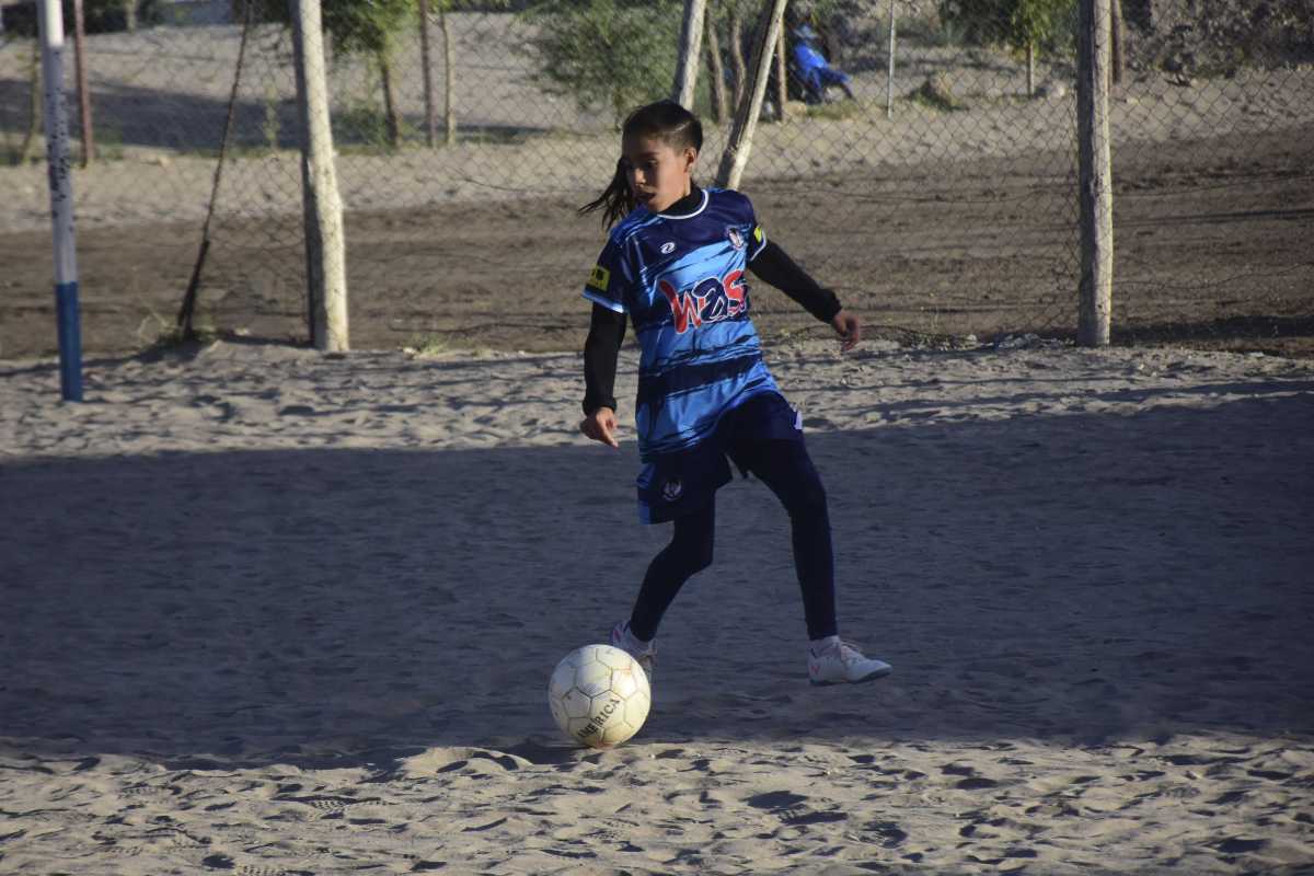 Xiomara nunca se sintió limitada, hoy está cumpliendo su sueño en las pruebas para jugar en las inferiores de River. Foto: Andrés Maripe.